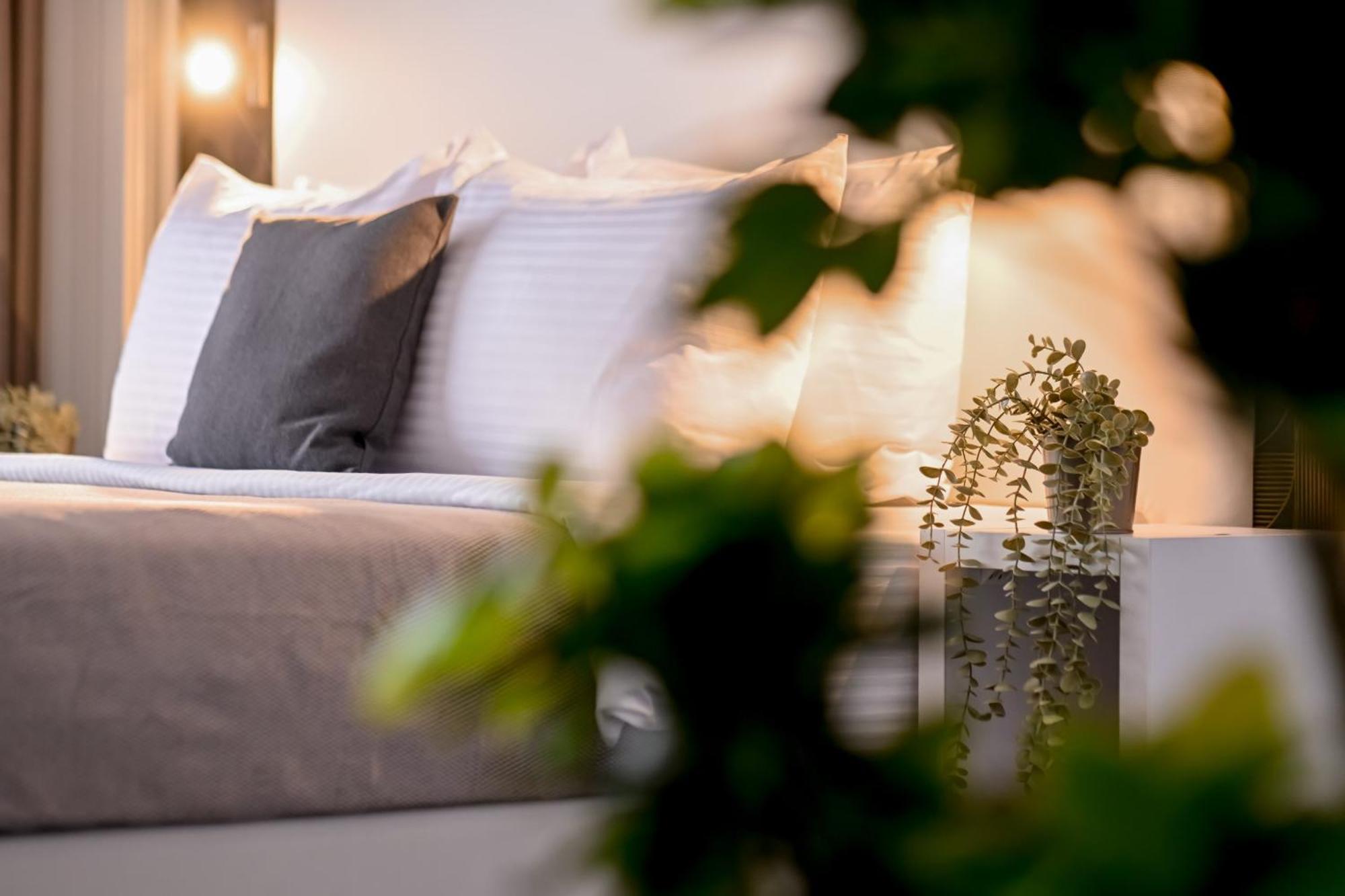 Urban Elegance - Stylish Central Accommodation Букурещ Стая снимка