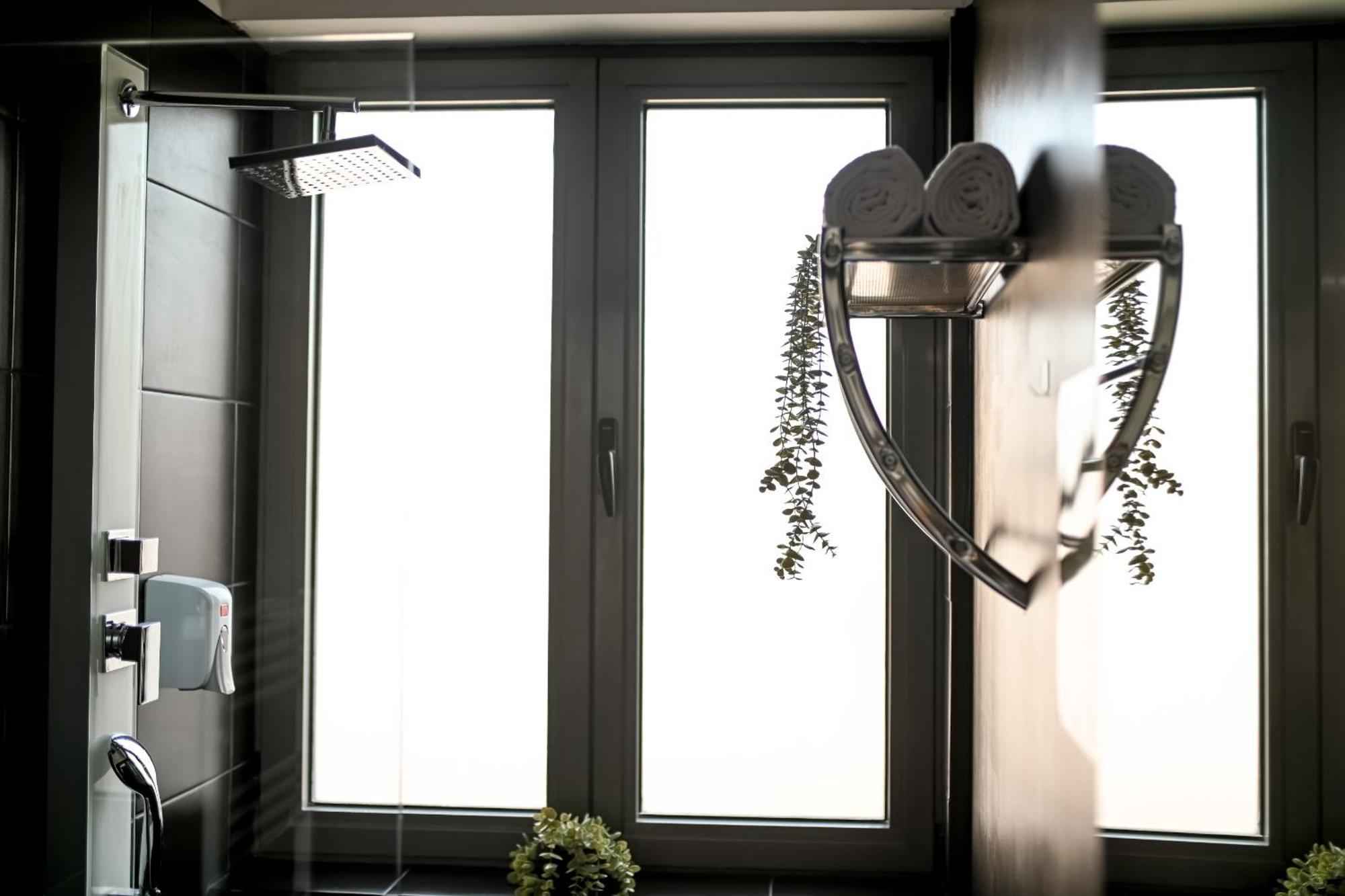 Urban Elegance - Stylish Central Accommodation Букурещ Стая снимка